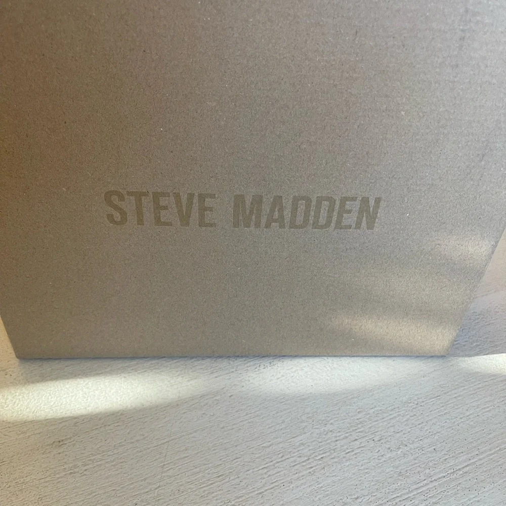 New in‎ box Steve Madden boots Size 8 black rhinestone heeled  booties 🖤🖤